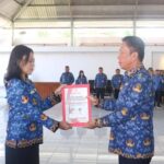 Bupati FDW Serahkan SK Pengangkatan CPNS bagi 1 lulusan Politeknik Transportasi Darat Indonesia – STTD 